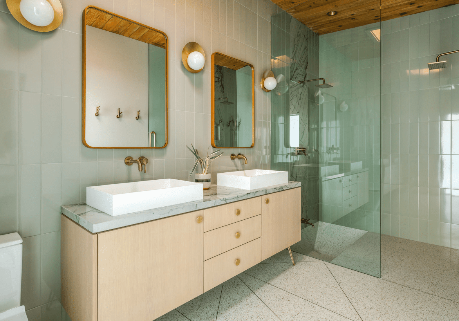 一间铺满了灰绿色瓷砖的浴室