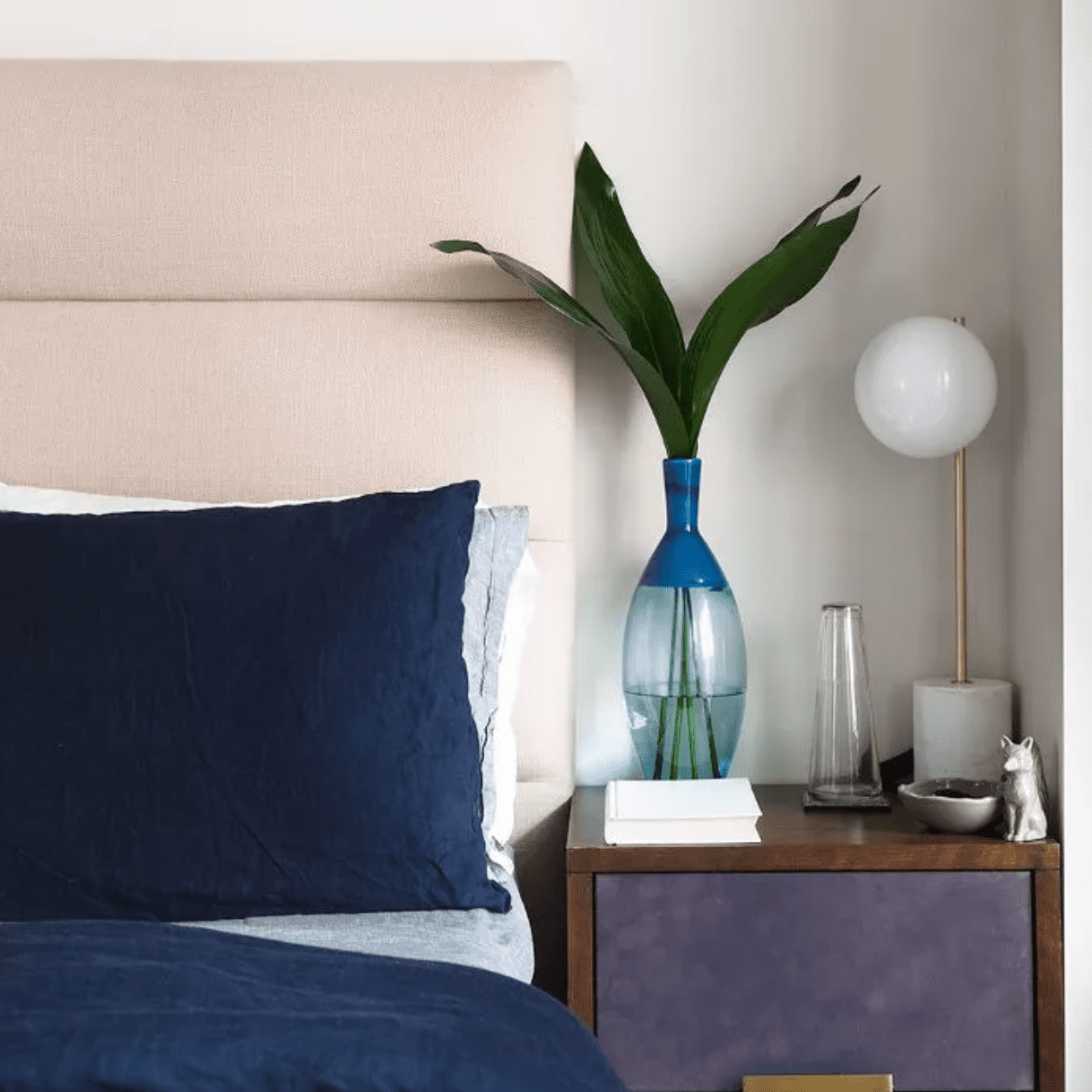 卧室统一由蓝色和紫色调