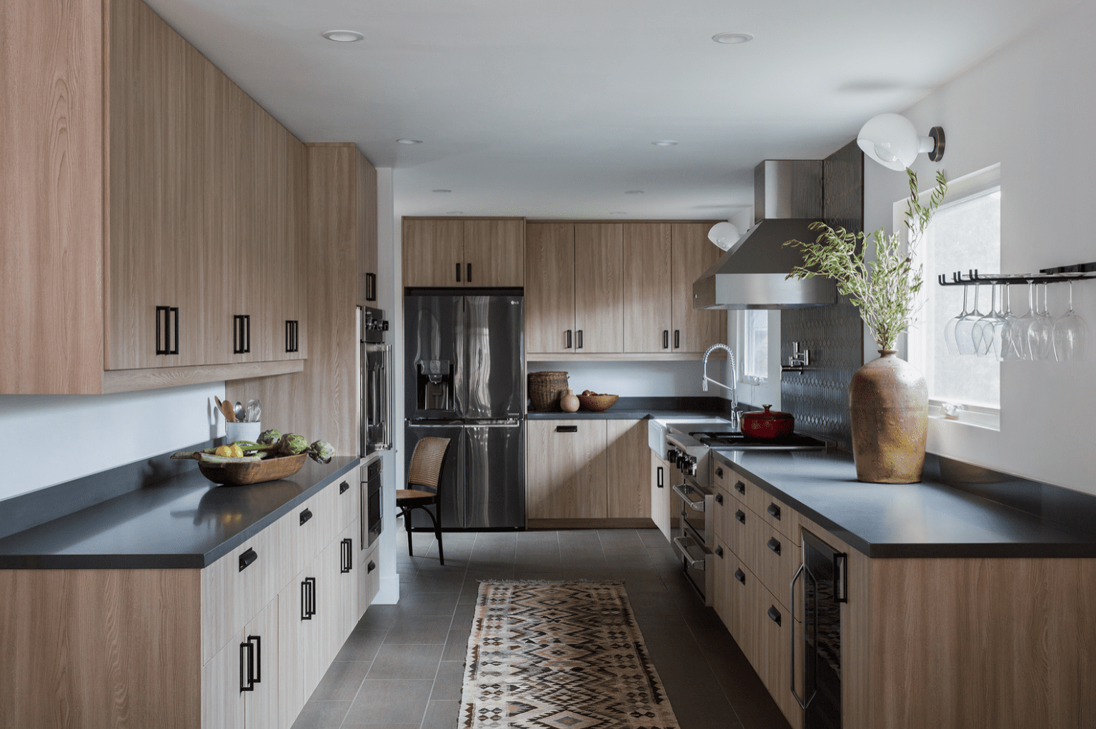 有一排木柜的大厨房