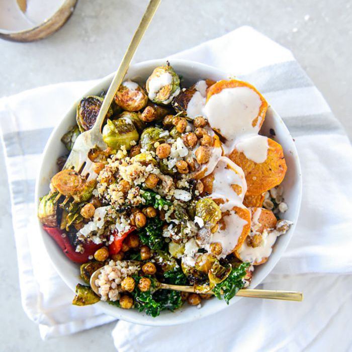 有布鲁塞尔和红薯的谷物碗