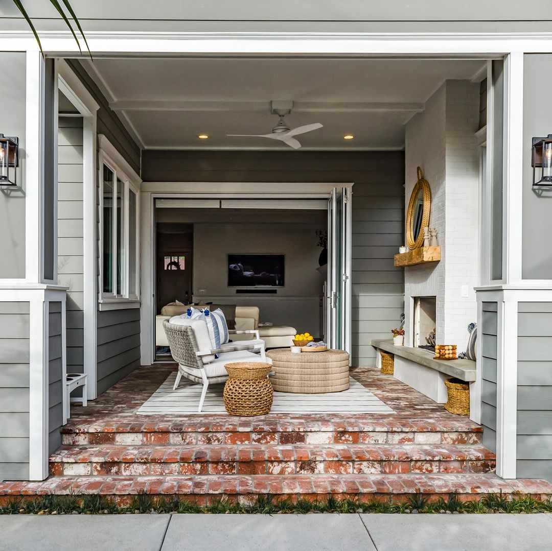 带有壁炉和沙发的露台