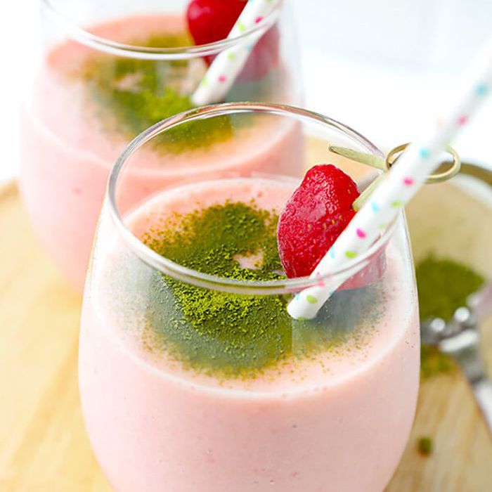 草莓香蕉冰沙随着抹茶粉