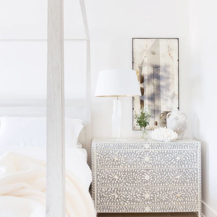 在改造阿吕思家滩床边的梳妆台