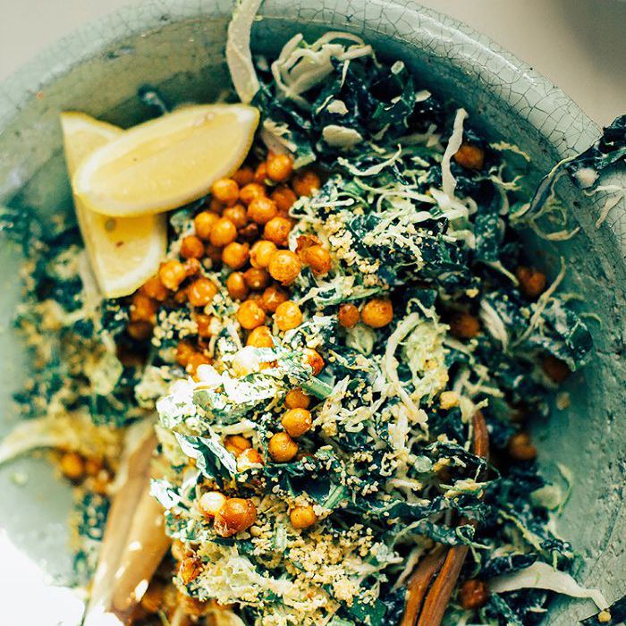 甘蓝和布鲁塞尔芽凯撒沙拉”class=