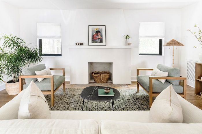 中性的鼠尾绿、白色和棕色客厅。白色的壁炉