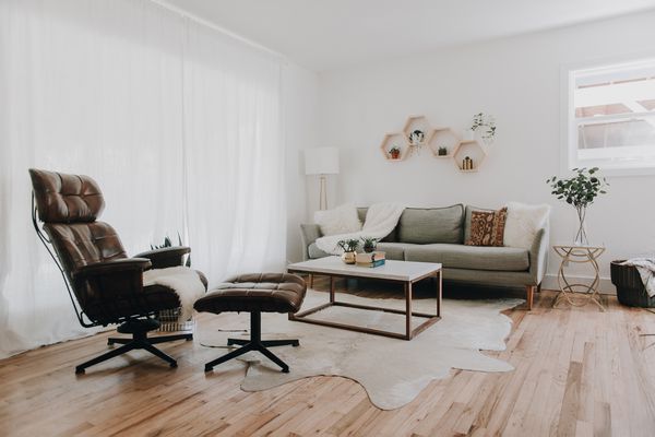 带有中产的现代风格家具的客厅