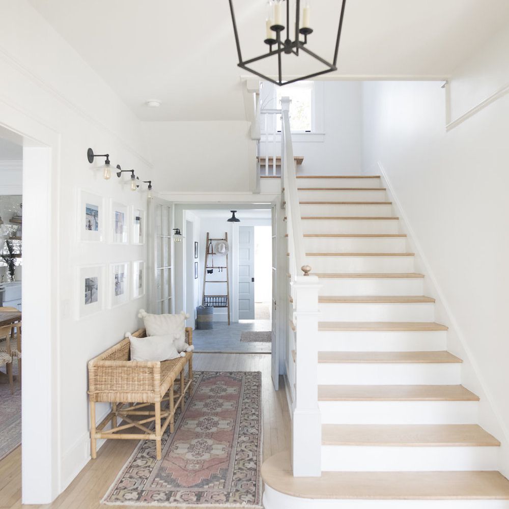 海滨住宅的天然木制楼梯。