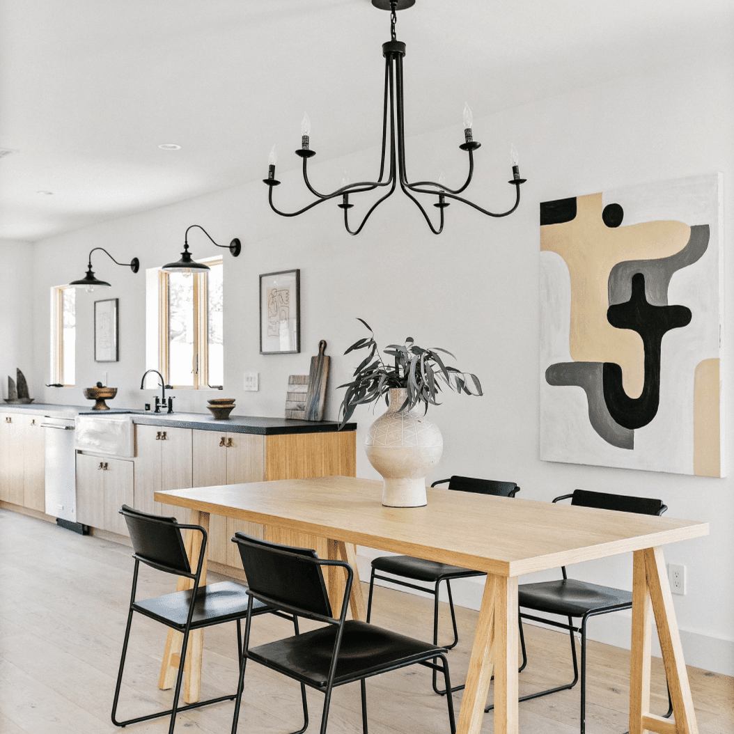 一个具有类似黑色照明灯具的开放式概念厨房