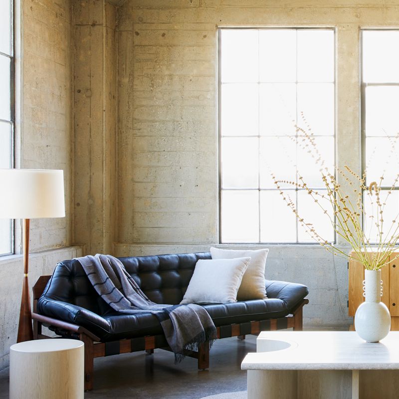 如何在沙发上清洁羊毛毯子