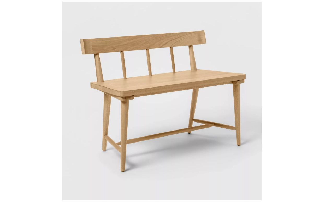 一个高大的木凳。