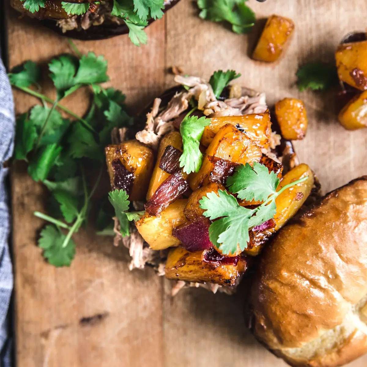 慢炖锅菠萝拉猪肉三明治