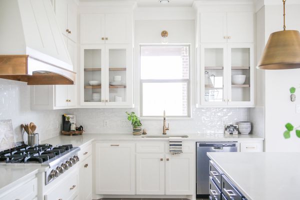 明亮的白色厨房用不锈钢洗碗机。