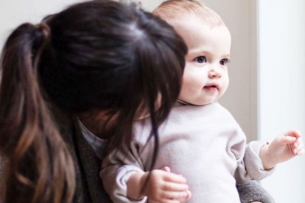 一个抱着婴儿的女人