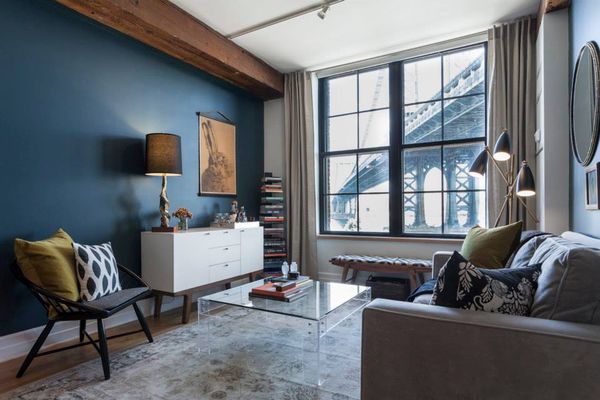 舒适的客厅俯瞰着一座桥