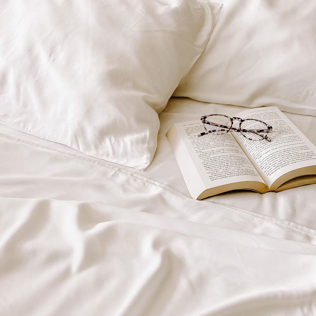 白色的床和打开的书。