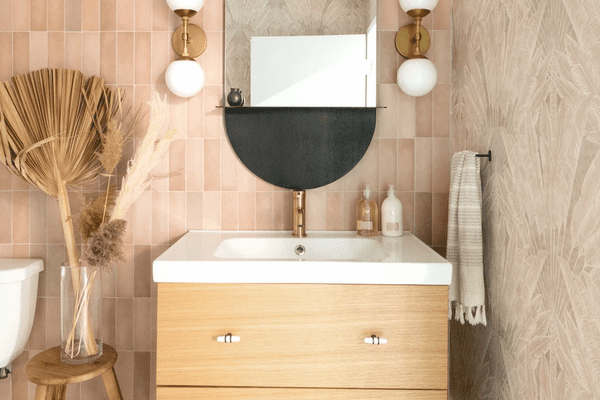 一个小的半浴室，有两种桃子壁纸