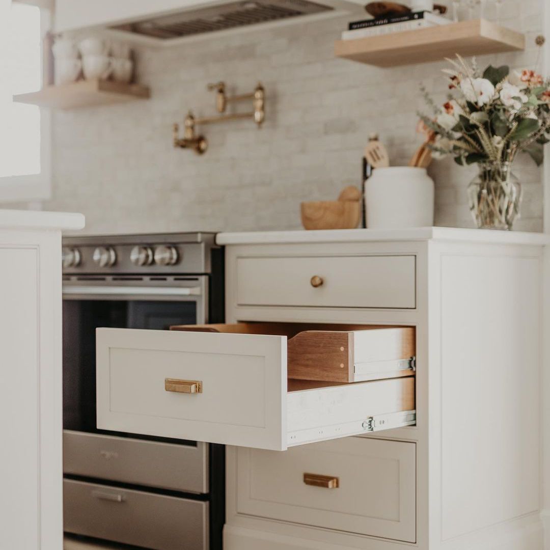 有白色橱柜的厨房