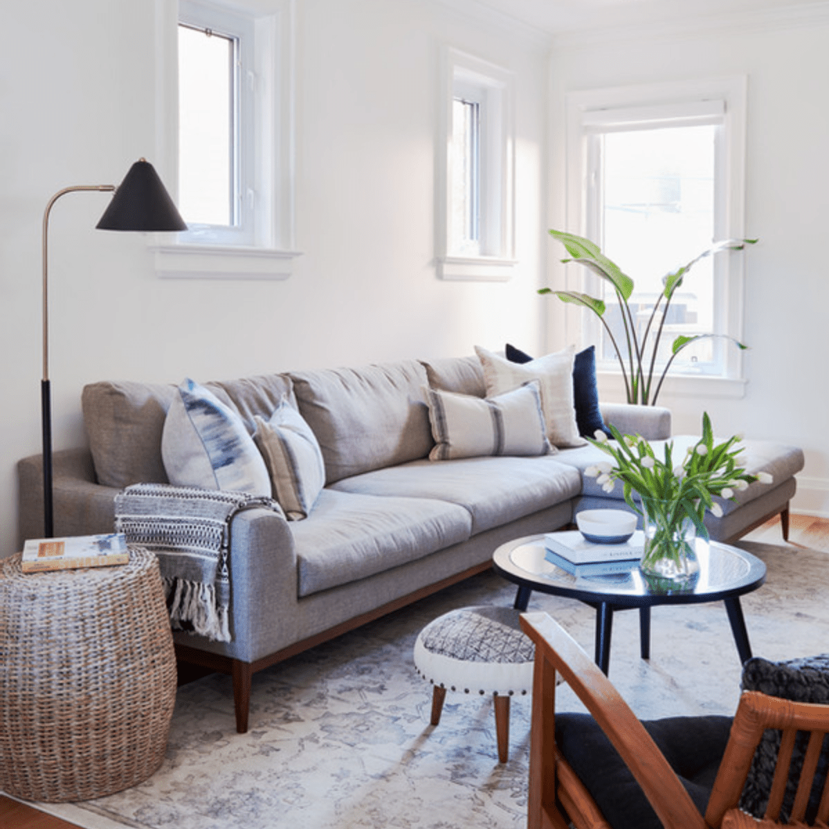 白色的客厅和灰色的沙发