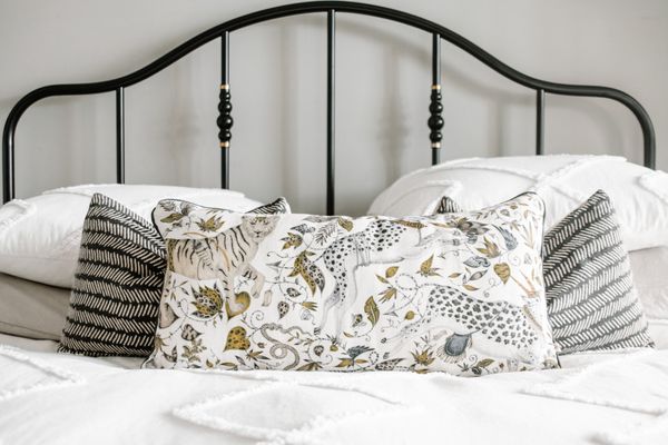 白色床罩与定制豹子扔枕头。