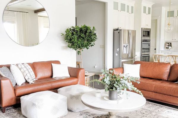 明亮而通风的客厅。