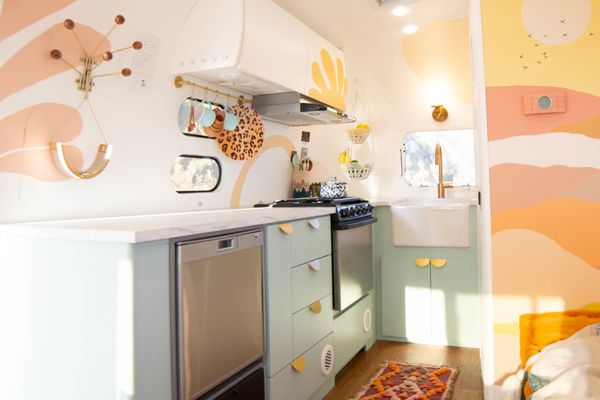 明亮和俏皮的气流内饰。