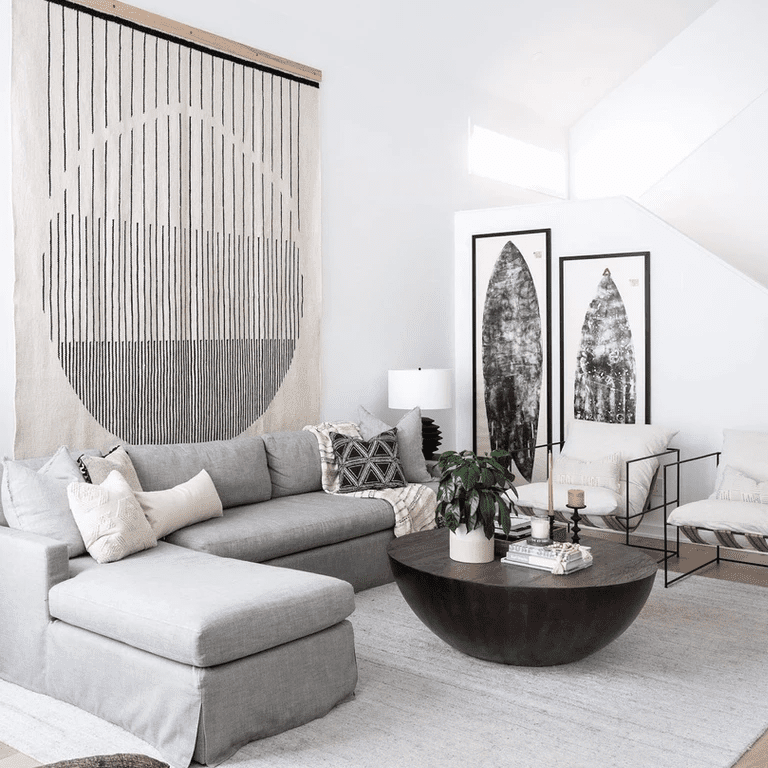 带大面料悬挂的客厅