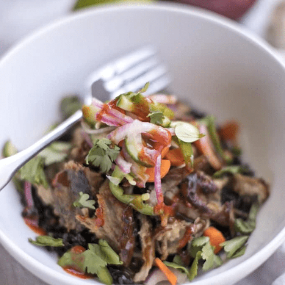 慢炖锅拉猪肉banh mi碗