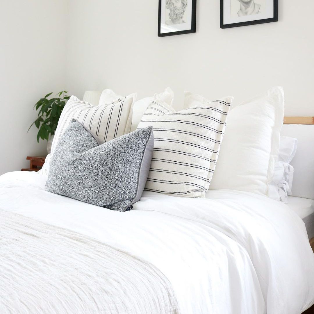 白色寝具在卧室里