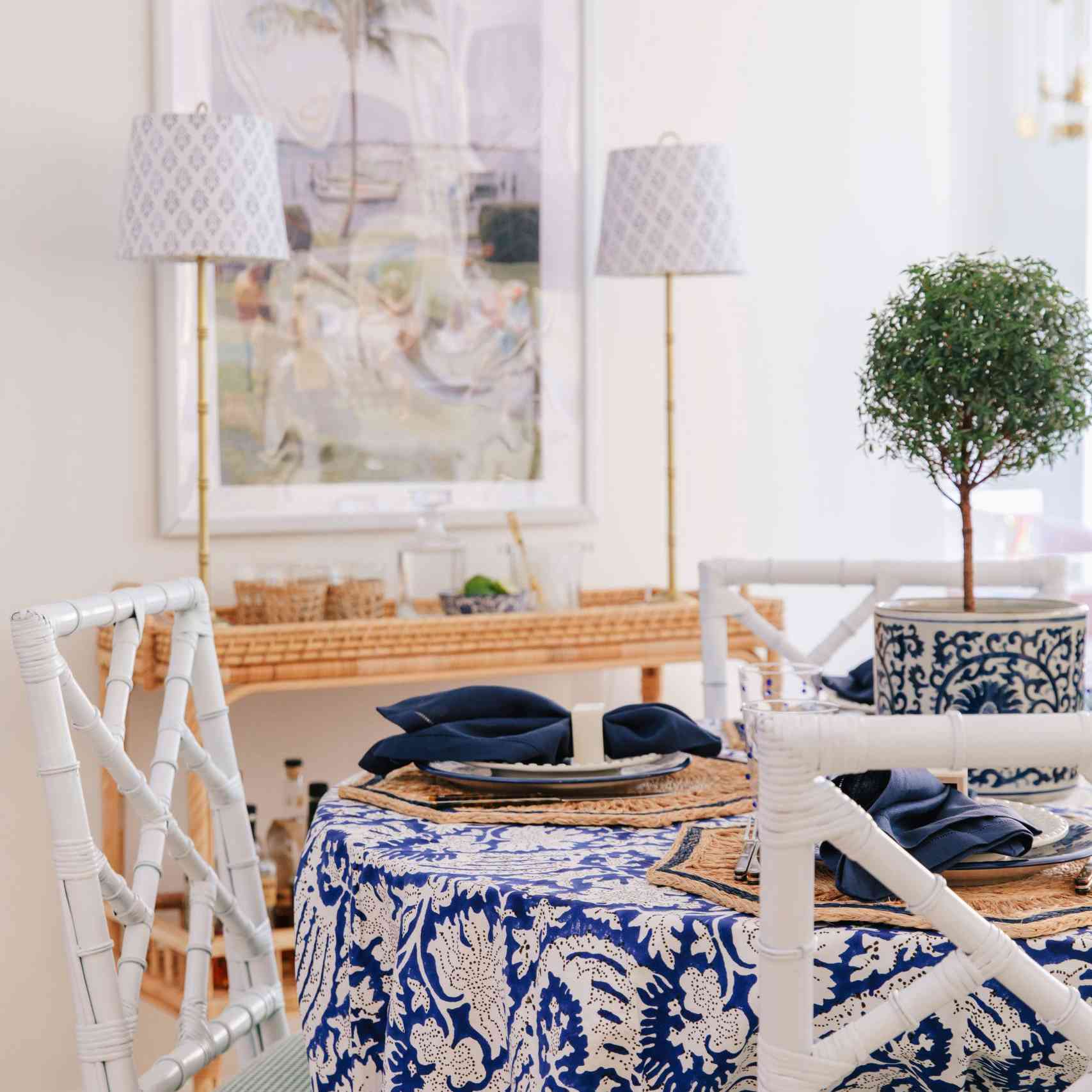 用餐设置与葡萄酒桌布。