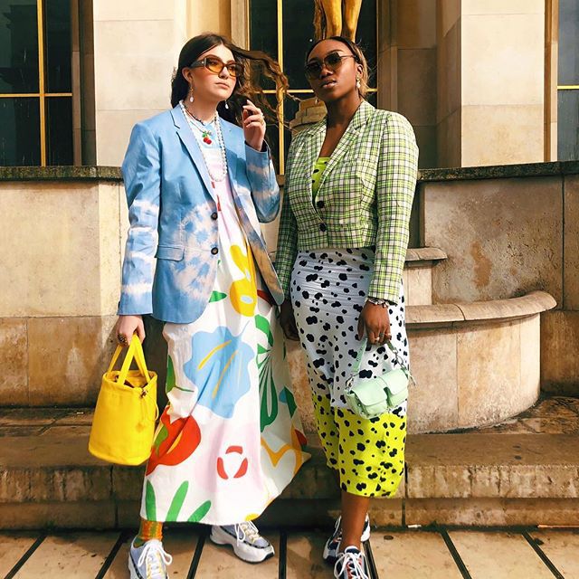 两个时髦的朋友看起来好像已经下定决心了。