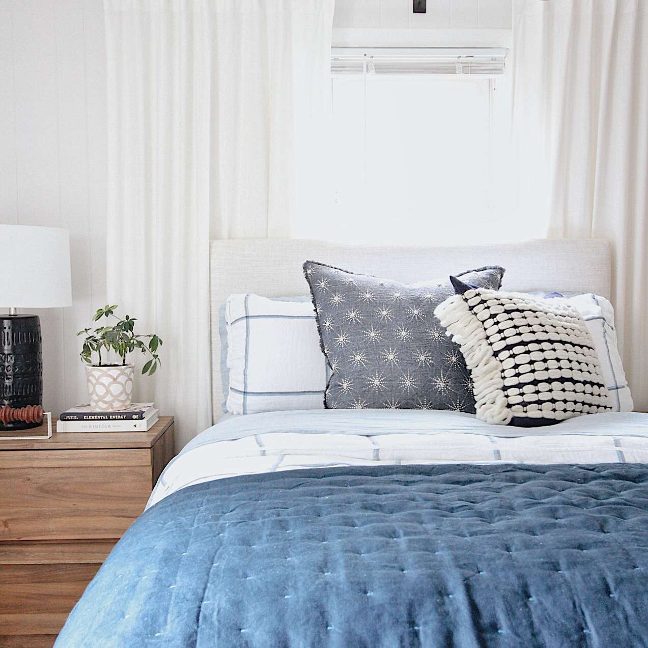 卧室配有蓝色寝具