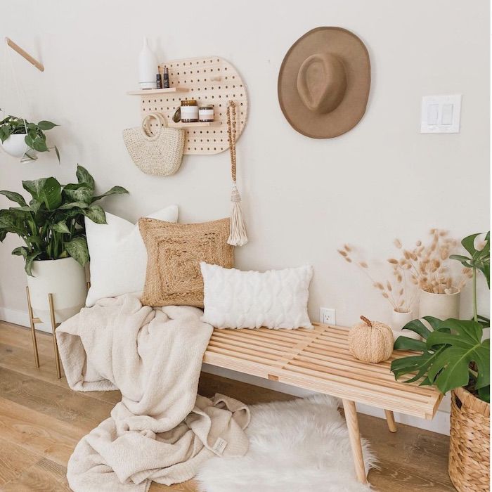 白色木门，木凳，木帽，墙上装饰衣架，地上白色毛皮地毯