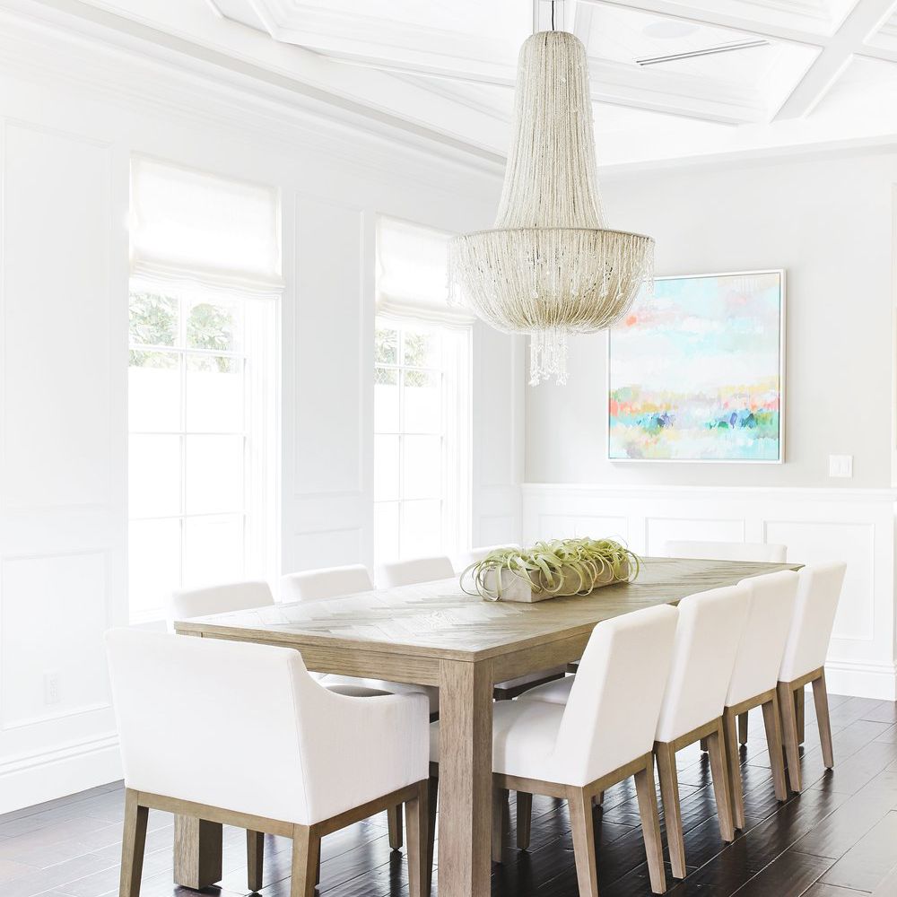 一个大餐厅的桌子上有一个大的，宽的多汁