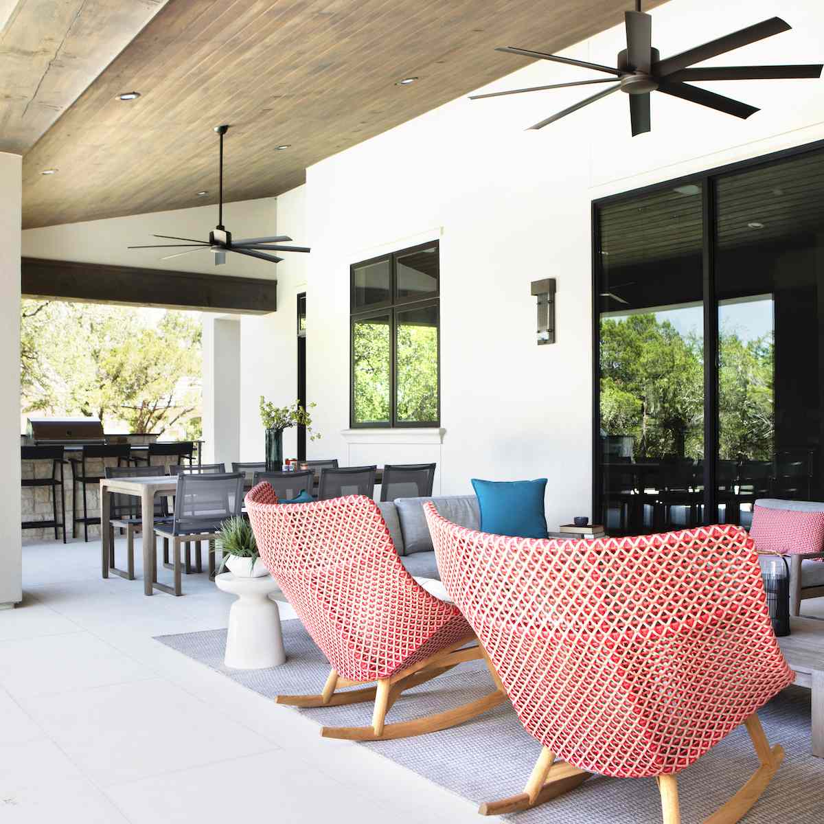 户外甲板和粉红色的椅子