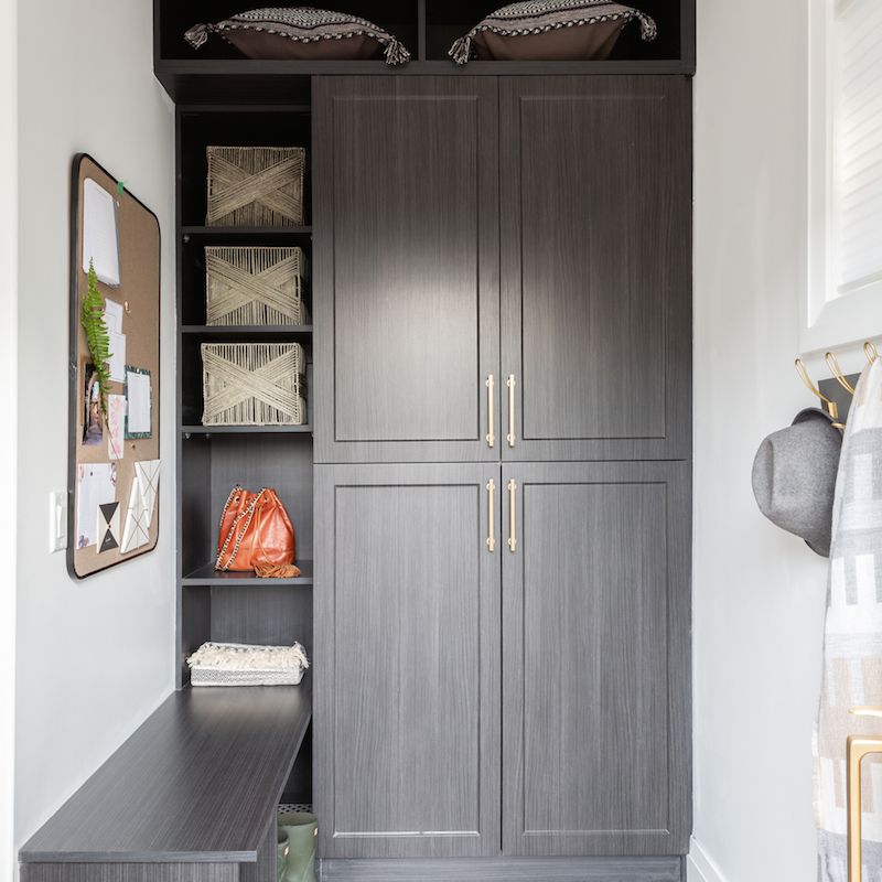 一个带落地橱柜和货架的泥机