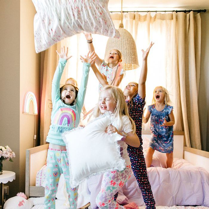 在留宿女生与目标Pillowfort床上用品