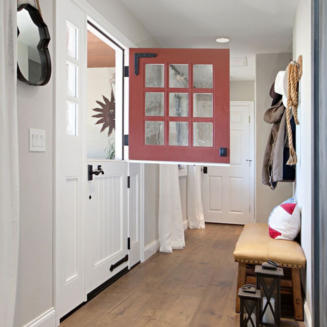 在荷兰门里面与红色油漆