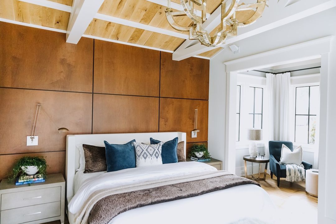 有大镶板的卧室