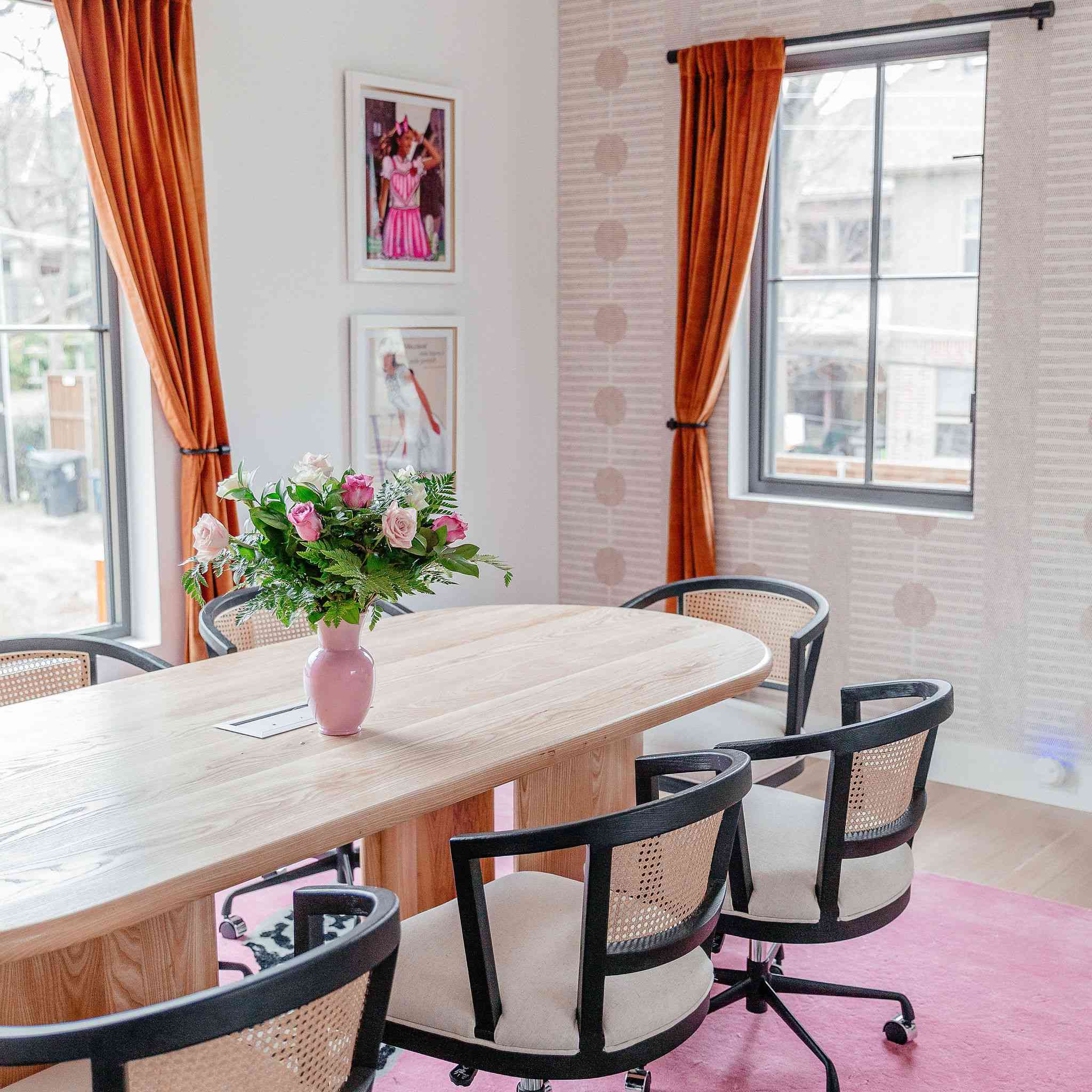 轻型木制会议桌与滚动藤椅。