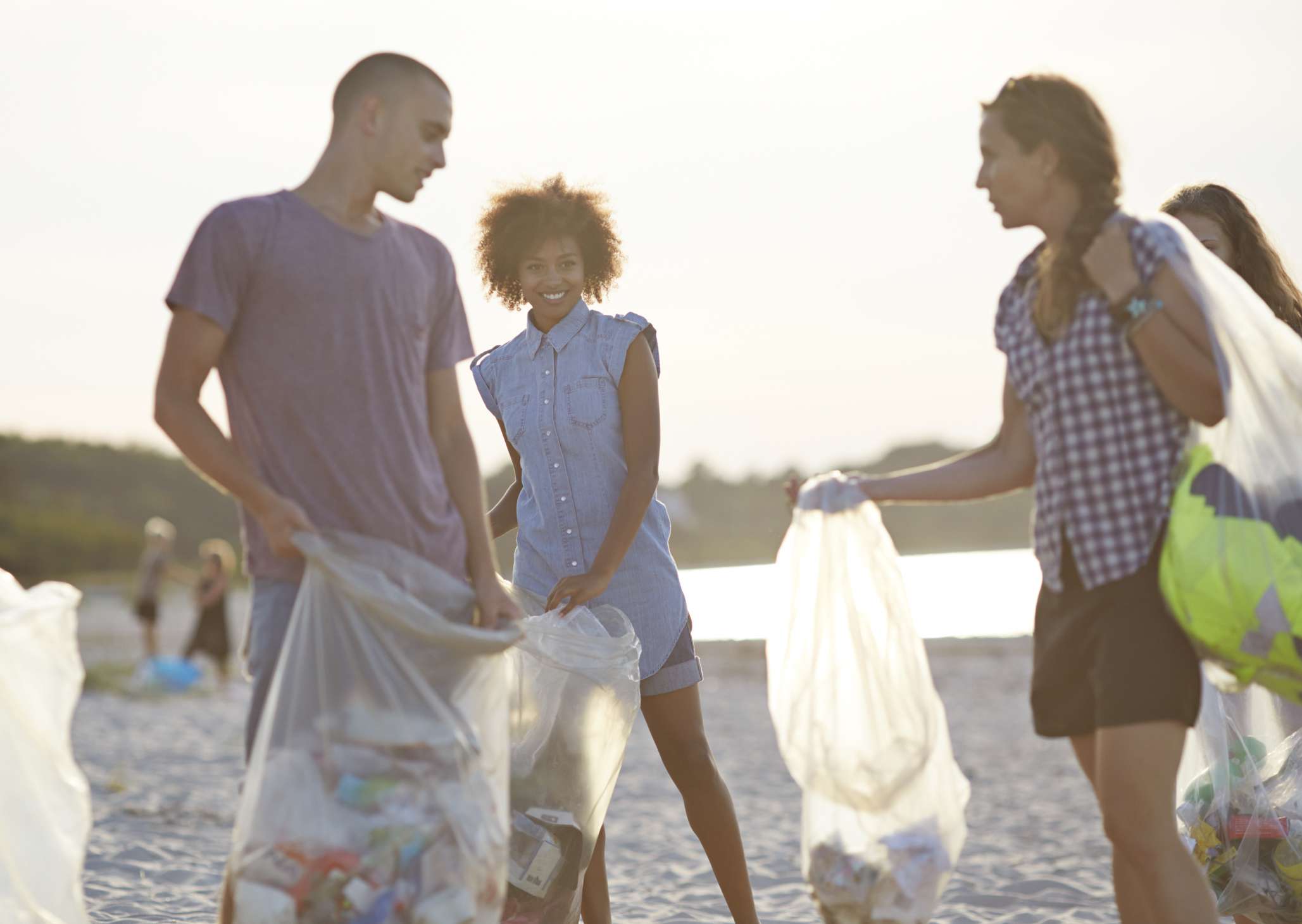 在海滩上做志愿者