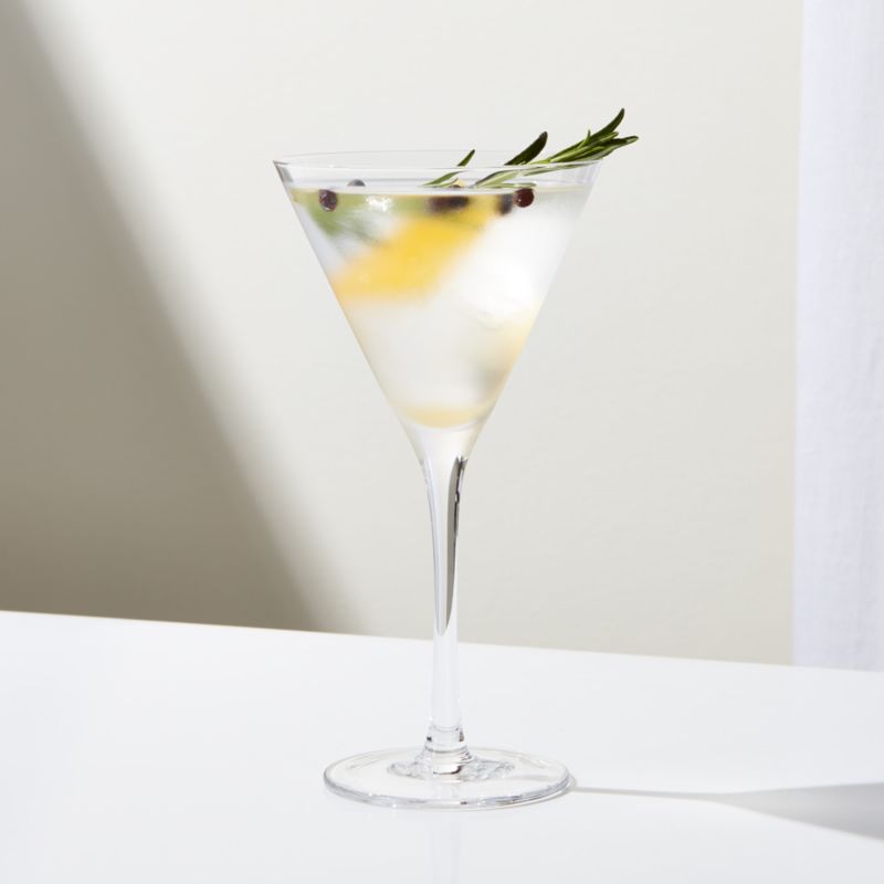 用柠檬和迷迭香枝作装饰的鸡尾酒杯。