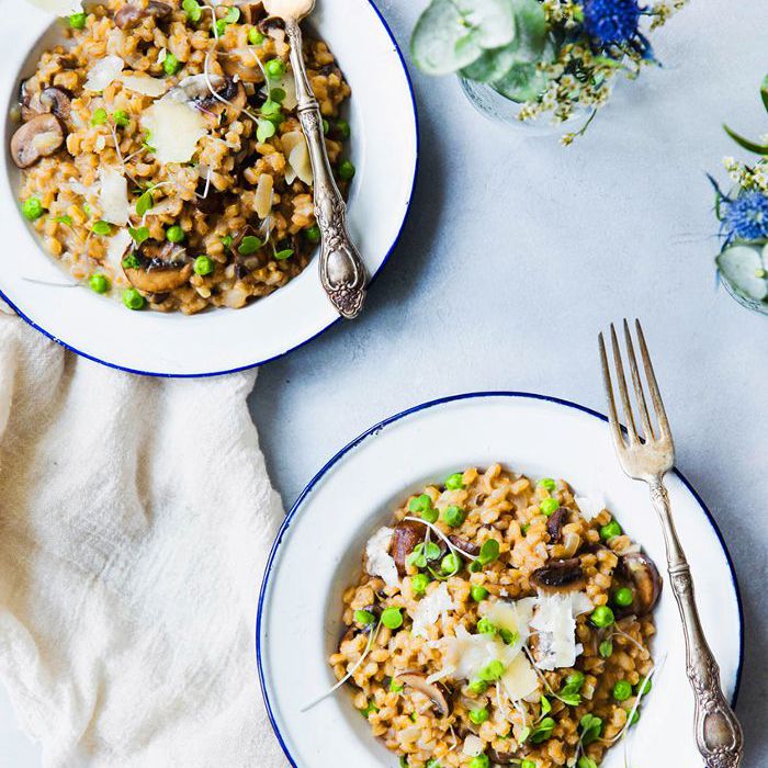 豌豆和蘑菇烩Farro的