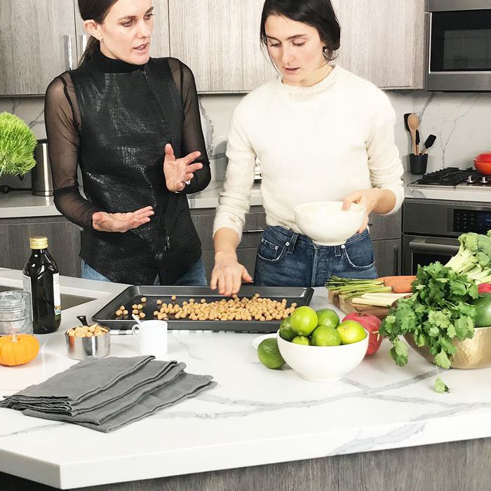 编辑部主任萨莎Strebe和半烤收获创始人Tieghan杰拉德在MyDomaine厨房