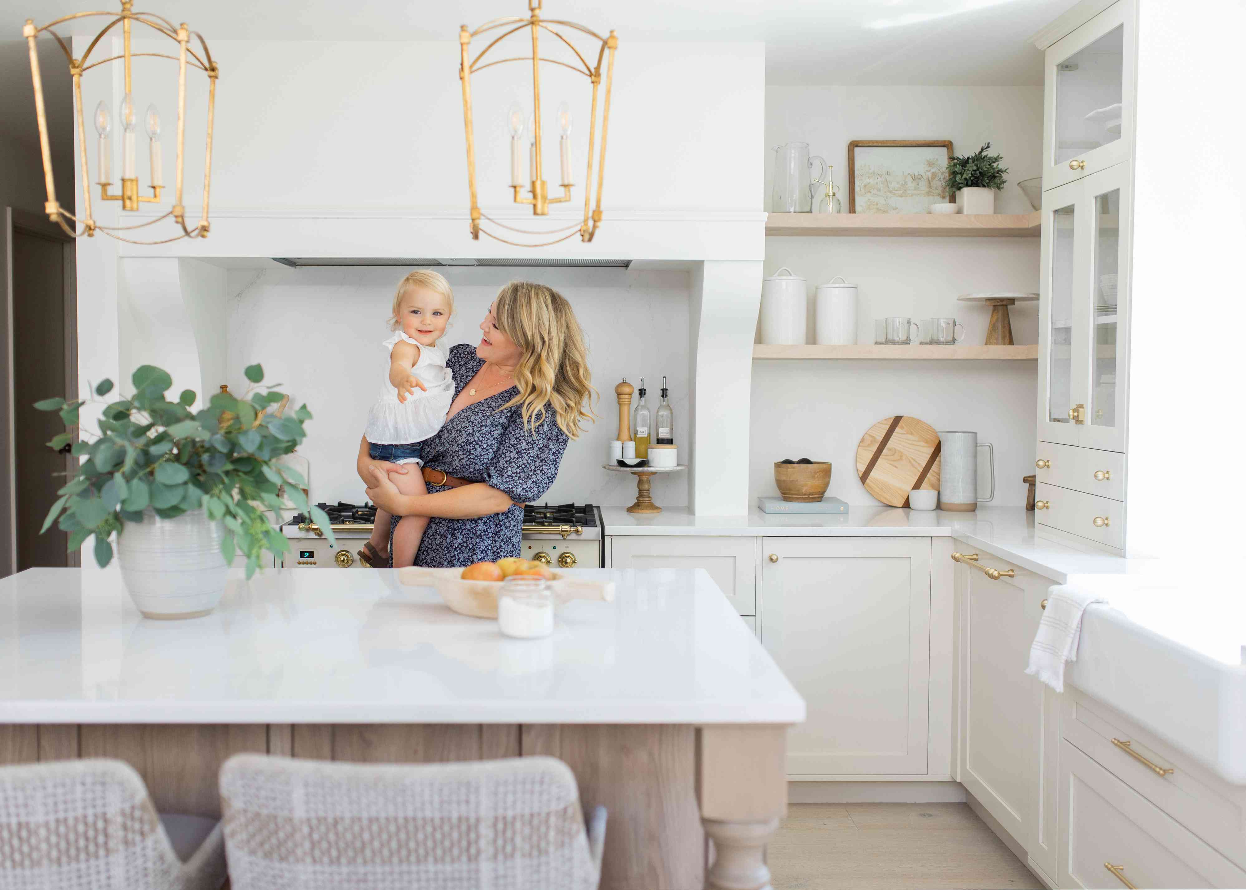 琼斯和她的孩子在厨房里。