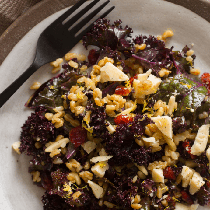 三粒和羽衣甘蓝沙拉用一个简单的柠檬油醋汁