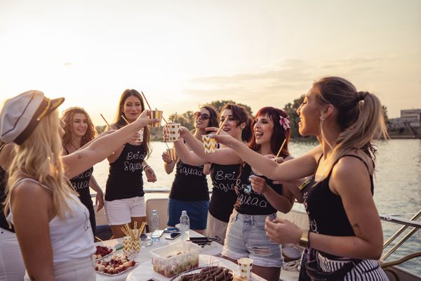 船上的单身女郎派对