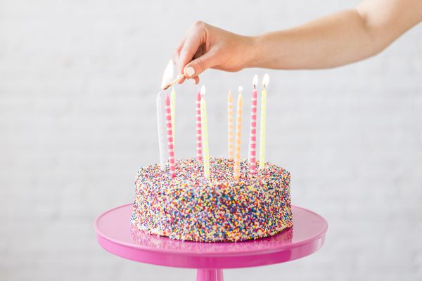 生日蛋糕上的女人蜡烛照明