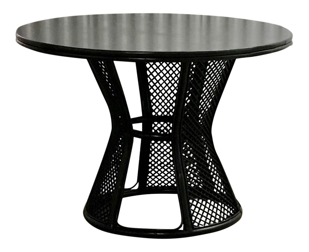 黑色圆餐桌，高光泽桌面，藤条底座。