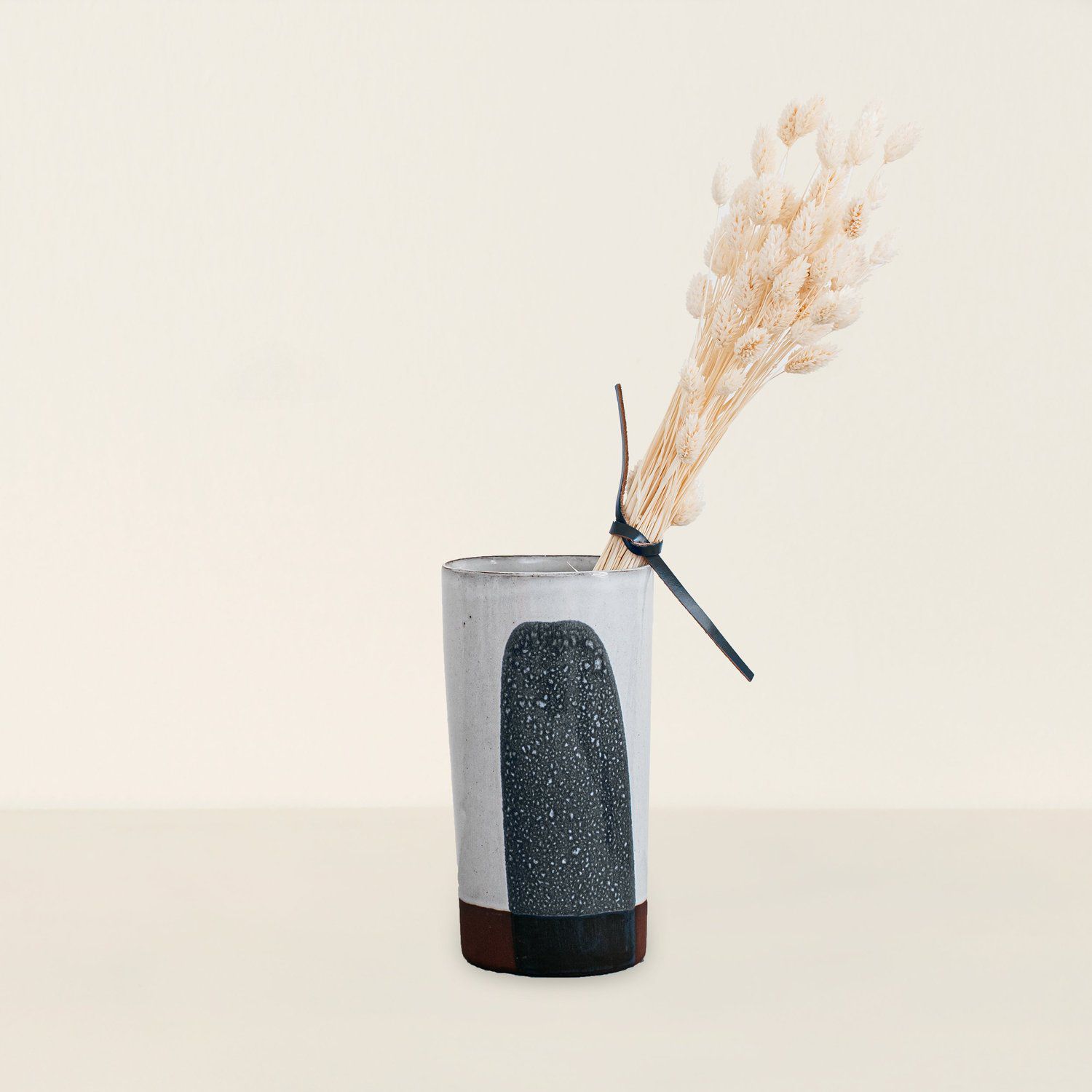 一个引人注目的陶瓷花瓶，目前在餐馆提供