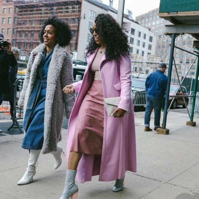 两个女人一边走在街上，一边互相追赶。